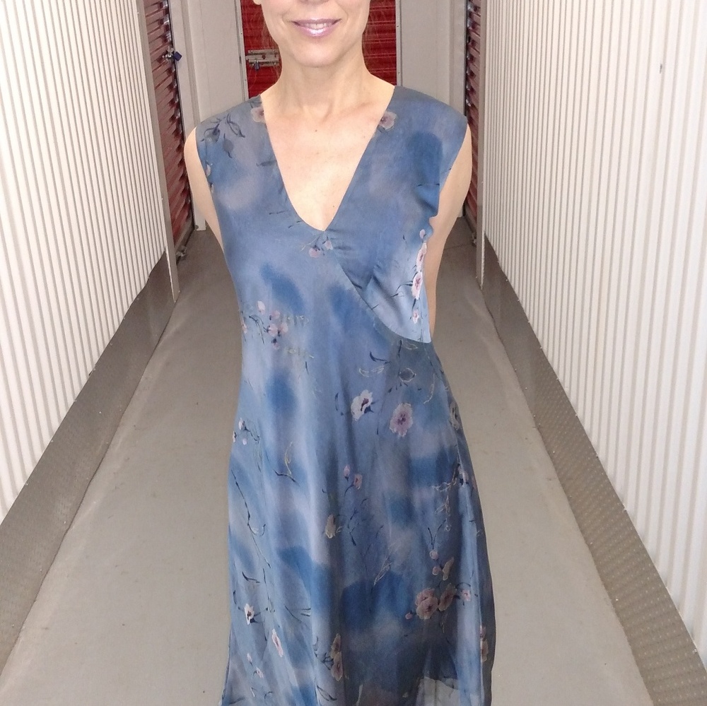 Dress v neck sleeveles slate blue w floral print